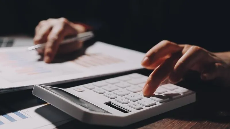 Financial qualification calculator for debt consolidation